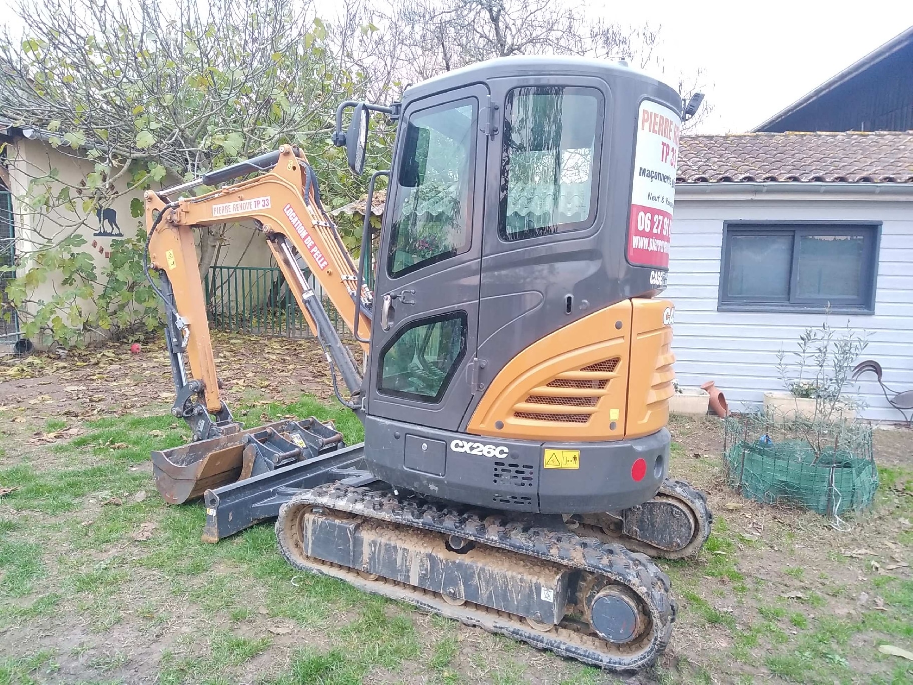 Mini pelle jaune à louer