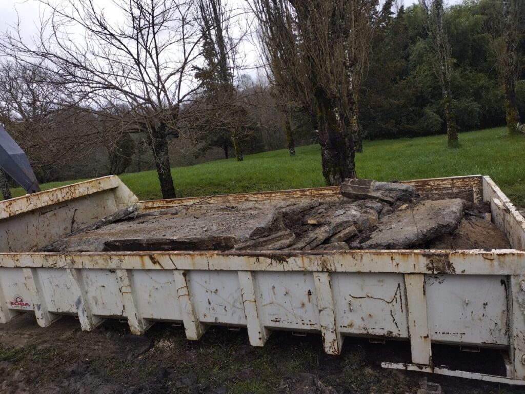 Benne avec des déchets de terre