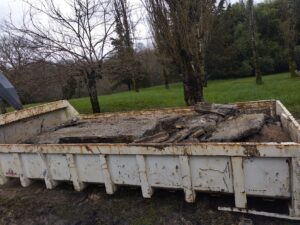 Benne avec des déchets de terre