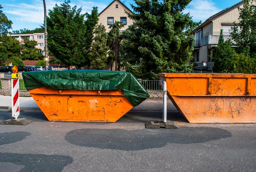 Benne à gravat sur le domaine public